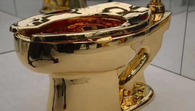 سونے سے تیار ‘امریکا نامی ٹوائلٹ کی نیلامی، قیمت آپ کو دنگ کر دے گی!