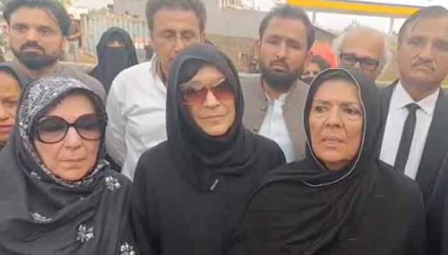 عمران خان نے کہا ہے قوم کو بتادو آزادی یا موت کا وقت آگیا، علیمہ خان