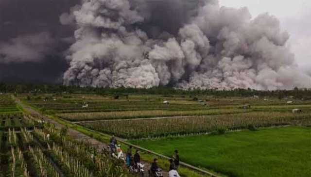 انڈونیشیا: آتش فشاں پھٹ گیا، کئی دیہات راکھ، مٹی اورلاوے سے بھر گئے