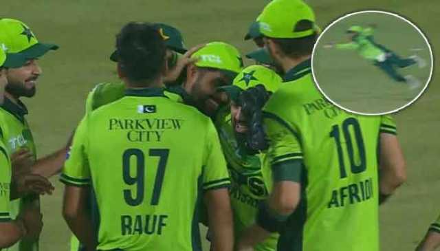 سری لنکا کیخلاف پہلے ون ڈے میں بابر اعظم کا ایک ہاتھ سے شاندار کیچ