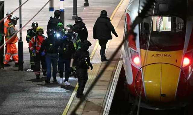 برطانیہ: ٹرین میں چاقوزنی کی واردات، 10 افراد زخمی، 9 کی حالت تشویشناک