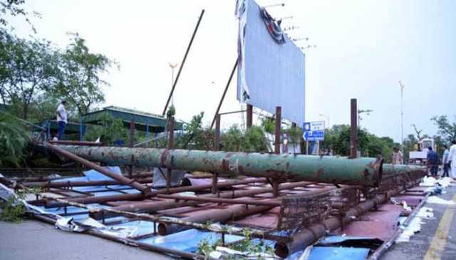 وفاقی آئینی عدالت بل بورڈز لگانے پر برہم، تنصیب کے طریقے پر بھی سوالات اٹھادیے