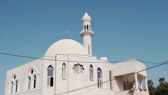 مغربی کنارہ: اسرائیلی آبادکاروں نے مسجد کو آگ لگا دی، دیواروں پر گستاخیِ رسول جملے بھی تحریر