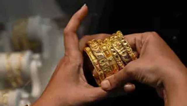 کراچی: ایئرپورٹ، خواتین مسافروں سے 1کروڑ کے زیورات وغیرملکی کرنسی ضبط