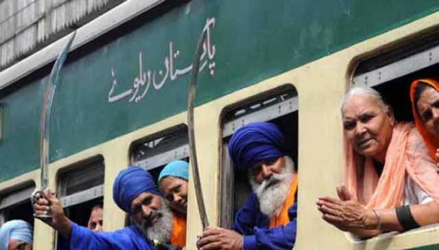 بابا گورونانک کا 556 واں جنم دن، بھارت سے 2400 سکھ یاتری پاکستان پہنچ گئے