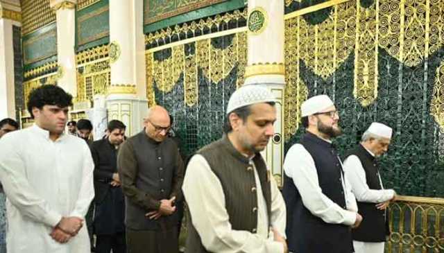 نائب وزیراعظم اسحاق ڈار کی روزہ رسول ﷺ پر حاضری