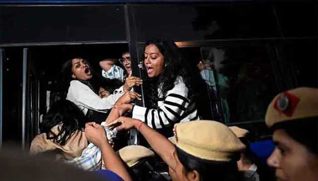 نئی دہلی میں فضائی آلودگی کیخلاف احتجاج پر درجنوں افراد گرفتار