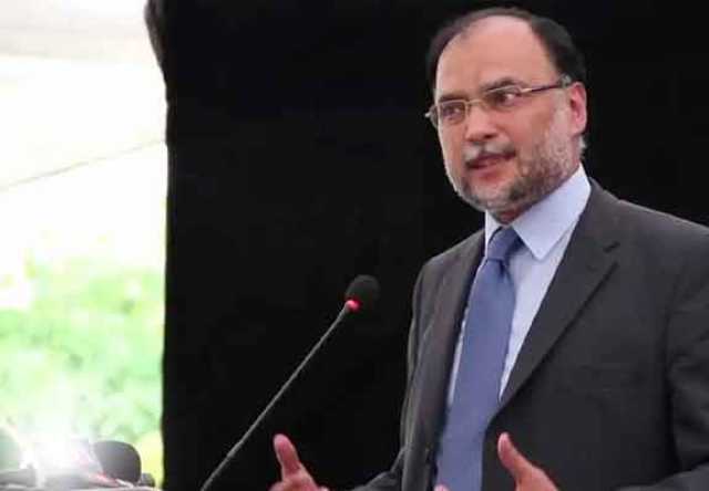 دشمن قوتیں پختونخوا اور بلوچستان کے ذریعے ہم پر حملہ آور ہیں: احسن اقبال