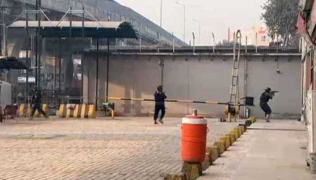 پشاور، دہشتگردوں کا ایف سی ہیڈکوارٹرز پر حملہ، 3 دہشتگرد ہلاک، 3 جوان شہید