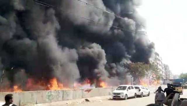 کراچی؛ لائٹ ہاؤس لُنڈا بازار میں آگ لگ گئی، کئی پتھارے جل کر خاک