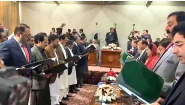 آزاد کشمیر کی 18 رکنی کابینہ نے اپنے عہدوں کا حلف اٹھا لیا