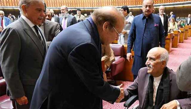 پیپلز پارٹی کے سید خورشید شاہ ویل چئیر پر پارلیمنٹ پہنچے