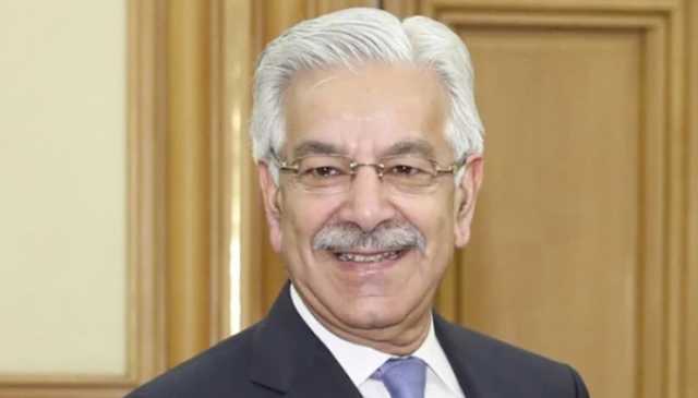 خواجہ آصف کا پی ٹی آئی قیادت پر سخت ردعمل: “ہمت ہے تو پاکستان آ کر لڑیں”