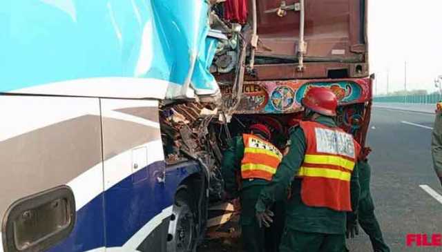 موٹر وے ، مسافر بس ، ٹرک میں تصادم، ڈرائیور، ہوسٹس سمیت 3 افراد جاں بحق،25مسافر زخمی