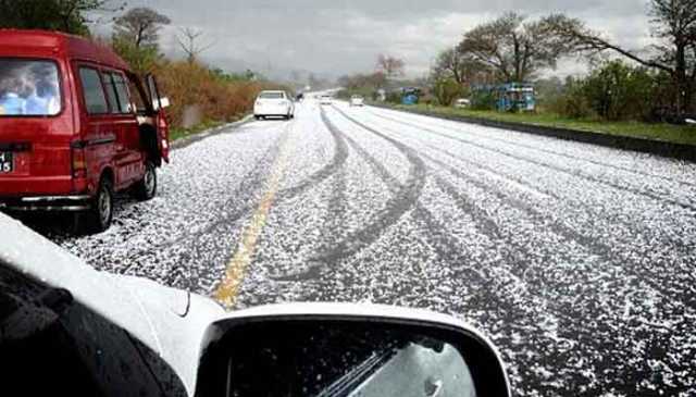 پاکستان میں سردی نے انگڑائی لے لی، ملک کے بالائی علاقوں میں برفباری اور ژالہ باری