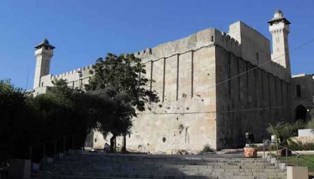 صیہونی افواج نے تاریخی ابراہیمی مسجد کو کرفیو لگا کر قبضہ گیروں کیلئے کھول دیا