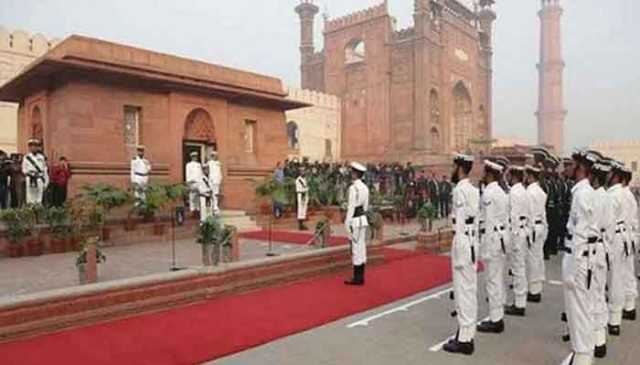 مزارِ اقبال پر گارڈز تبدیلی کی تقریب، پاک بحریہ نے فرائض سنبھال لیے