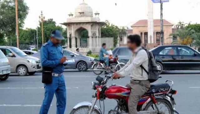 تیز رفتاری پر موٹرسائیکل سوار کو 2 ہزار روپے جرمانہ ہوگا، آرڈیننس جاری