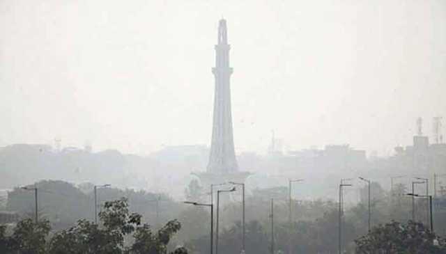 لاہور کا موسم تیور بدلنے لگا، فضا میں خنکی کا احساس بڑھ گیا، سموگ میں کمی