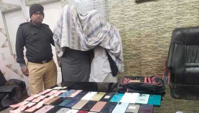 کراچی، موبائل فون شاپس میں لوٹ مار کرنیوالے ڈاکو گرفتار، 37 فونز برآمد