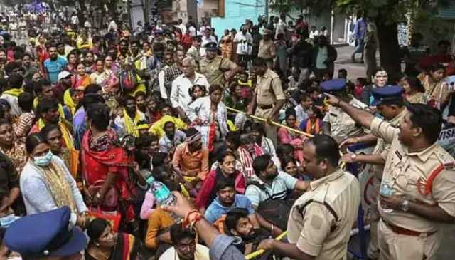 بھارت: آندھرا پردیش کے مندر میں بھگدڑ، 9 افراد ہلاک، 18 زخمی