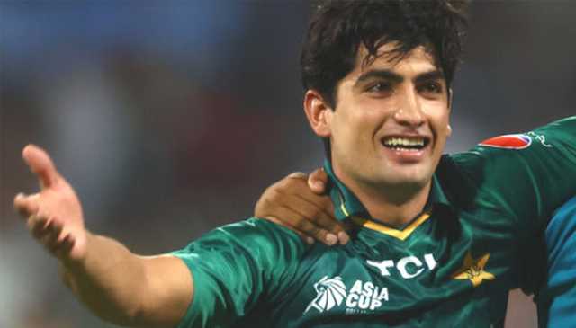 ’’ابو بہت ڈانٹیں گے‘‘، نسیم شاہ کا مداح کے سیلفی کے اصرار پر معصومانہ جواب