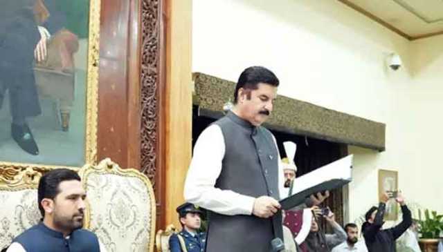 کے پی کابینہ ، 10 وزرا، مشیروں،معاونین خصوصی کو قلمدان تفویض