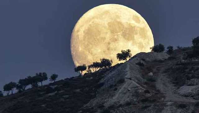 سال کا سب سے بڑا چاند آج نظر آئے گا، پاکستان میں واضح طور پر دیکھنا ممکن ہوگا؟