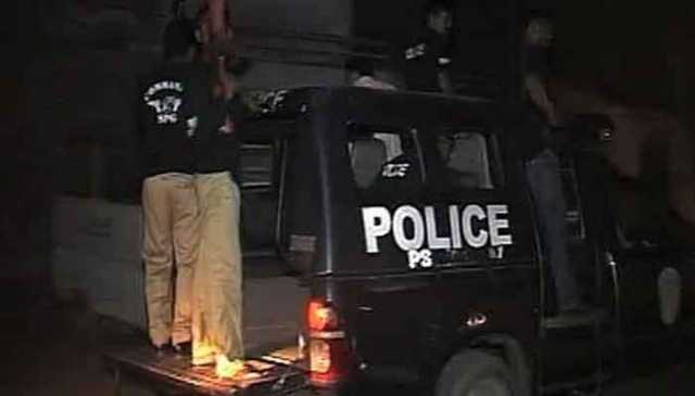 کراچی، جمالی گوٹھ میں پولیس پر فائرنگ، ڈنڈوں سے حملہ