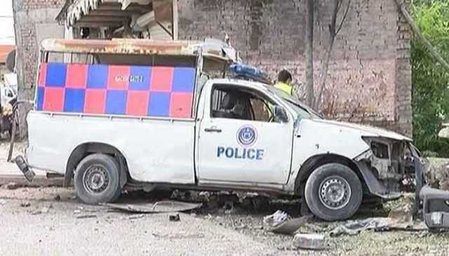 ڈی آئی خان میں پولیس کی بکتربندگاڑی پر ریموٹ کنٹرول بم حملہ، 2 اہلکار شہید