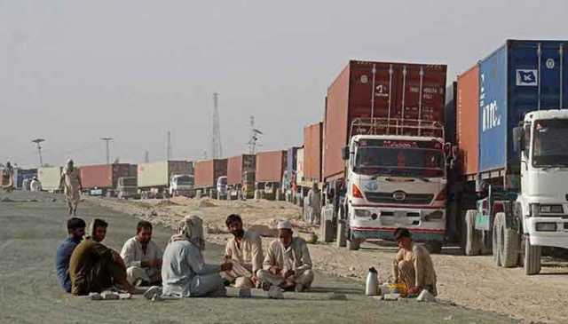 پاک افغان سرحد کی بندش کو 40 روز ہوگئے، گاڑیوں کی لمبی قطاریں