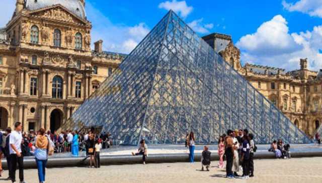 پیرس کے لوور میوزیم سے تاریخی زیورات کی چوری: مزید چار افراد گرفتار