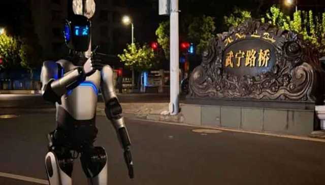 چینی ساختہ انسان نما روبوٹ نے بغیر بند ہوئے 106 کلومیٹر چل کر گنیز ورلڈ ریکارڈ بنا دیا