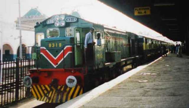 پاکستان ریلویز، مزید 11 ٹرینوں کی آؤٹ سورسنگ کا فیصلہ