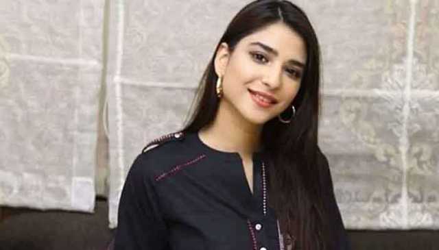 ایوارڈ شو میں 8 ہزار لوگوں کو دیکھ کر گھبرا گئی تھی: رمشا خان