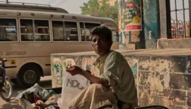 کراچی، مجبوری نے عورت کو مرد بنا دیا، مگر غیرت نے بھیک مانگنے نہیں دی