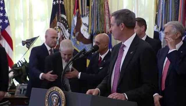 وائٹ ہاؤس میں صدر ٹرمپ کے قریب کھڑا مہمان اچانک گر پڑا