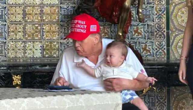 صدر ٹرمپ کی اپنے لبنانی نواسے کو گود میں بٹھائے تصویر وائرل