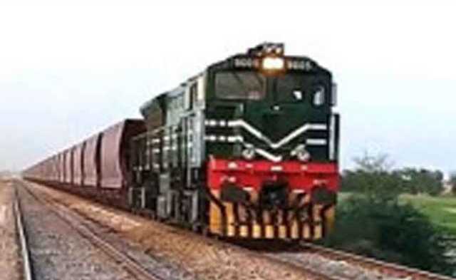 کراچی، مال گاڑی کی 2 بوگیوں میں آتشزدگی، سامان جل کر خاکستر