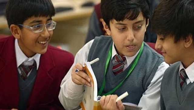 نجی اسکولوں کو مہنگی نوٹ بکس و یونیفارمز فروخت پر شوکاز نوٹس