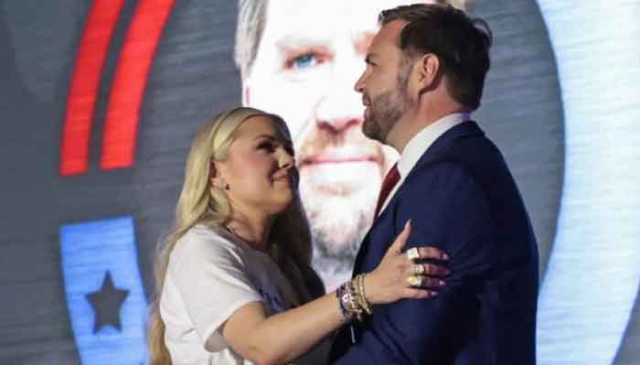 گلے ملنے کی ویڈیو وائرل: امریکی نائب صدر اور ایریکا کرک کی شادی کی خبریں گردش کرنے لگیں