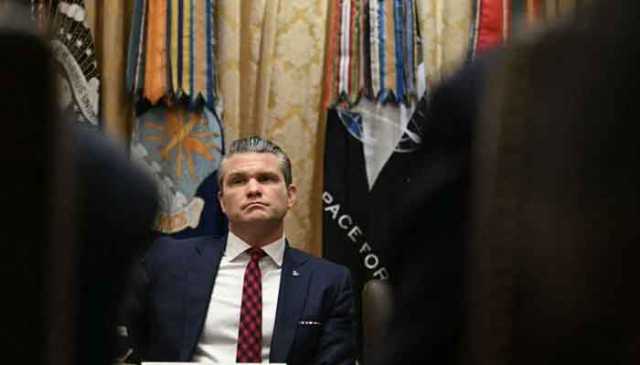 امریکی وزیر دفاع پر دو مختلف اسکینڈلز کی وجہ سے مستعفی ہونے کے لیے دباؤ