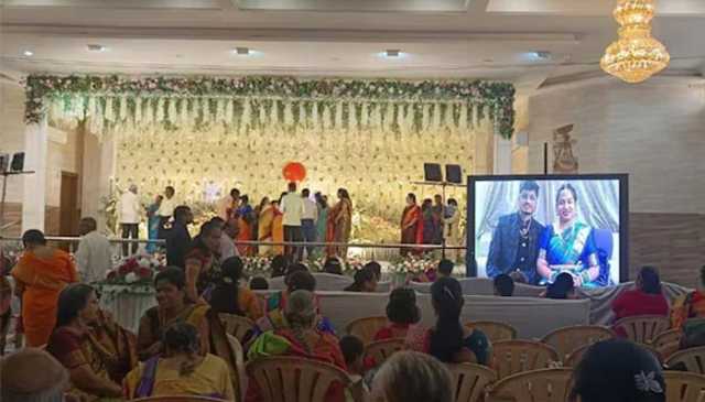 فلائٹ منسوخ، ایئرپورٹ پر مسافروں نے موسیقی سے کشیدہ ماحول کو خوشگوار بنایا