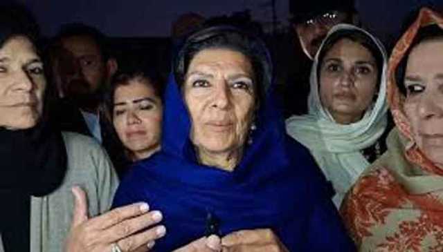 علیمہ خان اور کارکنوں کا اڈیالہ کے قریب دھرنا ختم