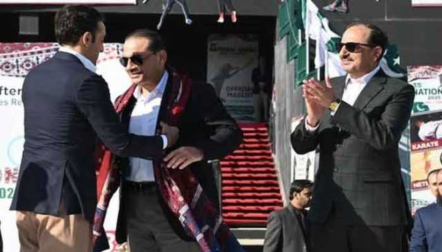 فیلڈ مارشل کو بلاول کا اجرک و ٹوپی کا تحفہ، دارالحکومت میں قیاس آرائیاں