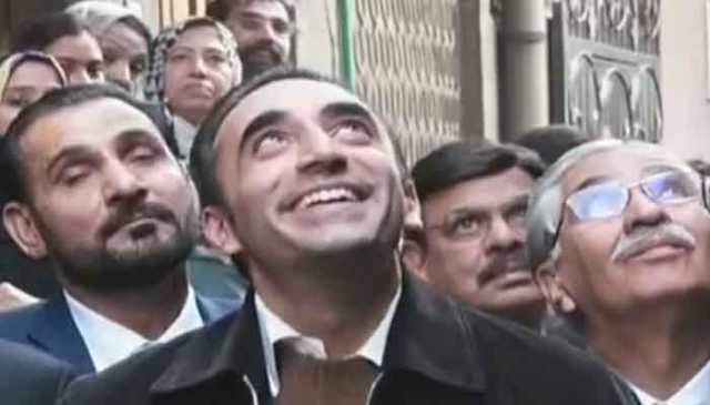 بلاول بھٹو کا لاہور میں چھت پر کھڑی خواتین سے دلچسپ مکالمہ