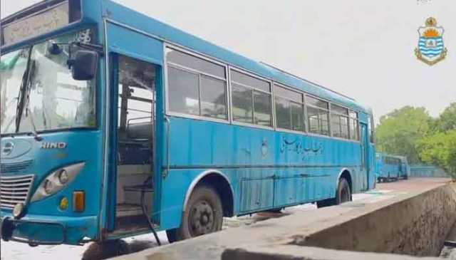 محکمہ ماحولیات، دھواں چھوڑنے والی پنجاب یونیورسٹی کی 2 بسیں ضبط