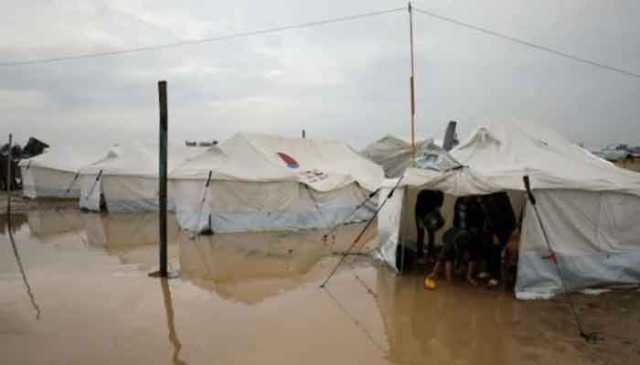 غزہ میں بارش کا قہر: آٹھ ماہ کی بچی سردی سے جاں بحق، خیمہ بستیوں میں تباہی