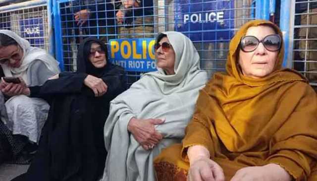 عمران خان سے عدم ملاقات، بہنوں کا اڈیالہ جیل کے قریب دھرنا