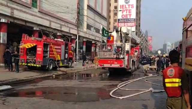 کراچی: ایم اے جناح روڈ پر شاپنگ مال میں آگ، فائر بریگیڈ نے قابو پا لیا